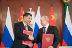  Chủ tịch TQ Tập Cận Bình và Tổng thống Nga Vladimir Putin ký tuyên bố nâng quan hệ song phương lên quan hệ phối hợp đối tác chiến lược toàn diện vào 6-2019. Ảnh: Tân Hoa Xã