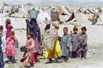 Phụ nữ và trẻ em tại một trại tị nạn ở Jalalabad (Afghanistan). (Ảnh: AFP/TTXVN)