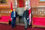 Speaker of the House of Commons of the UK Lindsay Hoyle (R) and Vietnamese Ambassador to the UK Nguyen Hoang Long (Photo: VNA)