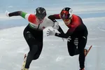 Shaolin Sandor Liu, trái, Hungary và Ren Ziwei của Trung Quốc, tranh giành để vượt qua vạch đích trong trận chung kết 1.000 mét nam trong cuộc thi trượt băng tốc độ đường ngắn tại Thế vận hội mùa đông 2022 hôm 7/2. (Natacha Pisarenko / AP)