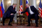Cụu Tổng thống Mỹ Donald Trump và Tổng thống Nga Vladimir Putin bắt tay khi gặp nhau tại Phần Lan ngày 16/7/2018. Ảnh: Reuters. 