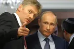 Tổng thống Nga Putin (phải) và người phát ngôn Dmitry Peskov.