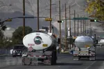 Xe chở xăng dầu gần nhà máy lọc dầu ở El Paso, Texas, Mỹ. (Ảnh: AFP/TTXVN)