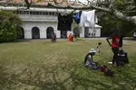 Người biểu tình nấu ăn, phơi đồ trong dinh thự của thủ tướng Sri Lanka