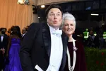 Giám đốc điều hành SpaceX Elon Musk với mẹ Maye Musk tại Met Gala 2022 (Ảnh AFP)