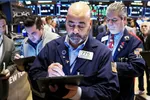 Phố Wall khởi sắc sau phát biểu của ông Powel; Giá dầu vọt hơn 3%