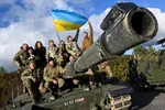 Binh sĩ Ukraine đứng trên xe tăng Challenger 2 do Anh sản xuất. Ảnh: Reuters 