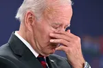 Tỷ lệ ủng hộ của ông Biden lại sụp đổ