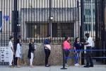 Người dân xếp hàng chờ vào đại sứ quán Hoa Kỳ ở Havana, Cuba, ngày 4/1/2023. REUTERS/Alexandre Meneghini