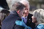 Tổng thống Joe Biden ôm gia đình sau khi ông tuyên thệ nhậm chức Tổng thống thứ 46 của Hoa Kỳ ngày 20/1/2021. (Jonathan Ernst-Pool / Getty Images )