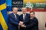 Tổng thư ký NATO Jens Stoltenberg (giữa) chủ trì cuộc họp giữa Tổng thống Thổ Nhĩ Kỳ Recep Tayyip Erdogan (trái) và Thủ tướng Thụy Điển Ulf Kristersson ngày 10/7 (Ảnh: Reuters). 