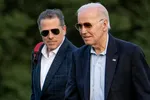 Ông Joe Biden và con trai Hunter Biden.
