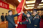 Chủ tịch Trung Quốc Tập Cận Bình trao cờ quân sự cho chỉ huy Lực lượng Tên lửa của Quân đội Giải phóng Nhân dân Trung Quốc. @Tân Hoa xã qua AP