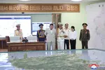 Ông Kim Jong Un thăm Bộ Tư lệnh Hải quân hôm 27/8/2023. KCNA / QUA REUTERS