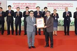 Vietjet CEO Dinh Viet Phuong (left) received the Certificate of opening the Ho Chi Minh City - Vientiane route from Mr. Bounteng Symoon - Deputy Director General of the Lao Civil Aviation Administration.