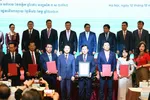 Vietjet CEO Dinh Viet Phuong (front row, the fifth from the right) received the certificate of new route under the witnesses of Vietnamese Prime Minister Pham Minh Chinh and Cambodian Prime Minister Hun Manet.