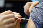 WHO cảnh báo tỉ lệ tiêm chủng ngừa cúm và COVID đang quá thấp