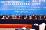Secretary of the Party Committee of China’s Guangxi Zhuang Autonomous Region Liu Ning and Secretaries of Ha Giang, Quang Ninh, Lang Son and Cao Bang provinces witness the signing ceremony of the agreement between the two sides. (Photo: dangcongsan.vn)