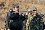 Nhà lãnh đạo Triều Tiên Kim Jong-un cầm súng trong khi thị sát hoạt động huấn luyện quân sự tại một căn cứ hoạt động quân sự lớn ở khu vực phía Tây của đất nước. Hình ảnh được Thông tấn xã Trung ương Triều Tiên phát hành vào ngày 7/3/2024. ẢNH: KCNA qua Reuters