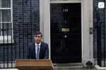 Thủ tướng Anh Rishi Sunak phát biểu bên ngoài số 10 phố Downing ở London, Anh tối 22-5. Ảnh: Reuters.