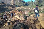 Người dân tập trung tại hiện trường vụ lở đất ở Maip Mulitaka, tỉnh Enga, Papua New Guinea.
