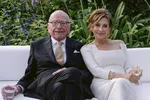 Hình ảnh này do News Corp. cung cấp cho thấy Rupert Murdoch và Elena Zhukova đang tạo dáng chụp ảnh, Thứ Bảy, ngày 1/6/2024 trong lễ cưới của họ tại khu vườn nho của ông ở Bel Air, California.