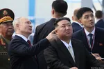 Tổng thống Nga Vladimir Putin và nhà lãnh đạo Triều Tiên Kim Jong Un kiểm tra bệ phóng tại sân bay vũ trụ Vostochny, cách Blagoveshchensk, Nga khoảng 200 km, ngày 13/9/2023. (Mikhail Metzel, Sputnik, Ảnh hồ bơi Điện Kremlin qua AP)
