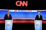 Tổng thống Joe Biden (phải) và ứng cử viên tổng thống đảng Cộng hòa, cựu Tổng thống Donald Trump tham gia Cuộc tranh luận tổng thống của CNN tại CNN Studios ở Atlanta vào ngày 27 tháng 6 năm 2024. (Andrew Harnik/Getty Images)