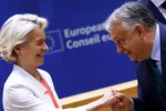 Chủ tịch Ủy ban châu Âu Ursula von der Leyen (trái) và Thủ tướng Hungary Viktor Orban