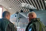 Bộ trưởng Quốc phòng Yoav Gallant (phải) đang lên máy bay chiến đấu F-15 hai chỗ ngồi tại Căn cứ Không quân Tel Nof ở miền trung Israel, ngày 5/6/2024. (Ariel Hermoni / Bộ Quốc phòng Mỹ)