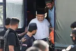 Giám đốc điều hành của Global Ikhwan Services and Business Holdings (GISB) Nasiruddin Mohd Ali bước xuống xe tải của cảnh sát khi đến tòa án Selayang để đối mặt với cáo buộc, ở Selayang, Malaysia. Ngày 23/10/2024. REUTERS/Hasnoor Hussain