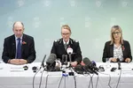 Giáo sư Tim Atkins, Cảnh sát trưởng Merseyside Serena Kennedy và Tiến sĩ Renu Bindra gặp gỡ báo chí tại Trụ sở Cảnh sát Merseyside, Liverpool, ngày 29/10. 