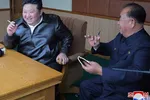 Nhà lãnh đạo Triều Tiên Kim Jong Un, bên trái, đang kiểm tra các cuộc thử nghiệm drone được thiết kế để đâm vào mục tiêu, tại một địa điểm không được tiết lộ ở Triều Tiên, ngày 14/11/2024. (Ảnh: KCNA)