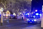 Các dịch vụ khẩn cấp đi vào chợ Giáng sinh ở Magdeburg, Đức (Dorthe Hein/dpa)