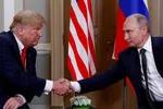 Tổng thống Hoa Kỳ Donald Trump, bên trái, và Tổng thống Nga Vladimir Putin, bắt tay khi họ gặp nhau tại Helsinki, Phần Lan, ngày 16/7/2018. Yonhap