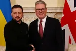 Tổng thống Ukraine Volodymyr Zelenskyy và Thủ tướng Anh Keir Starmer bắt tay nhau trong cuộc gặp song phương tại số 10 phố Downing ở London vào 1/3/2025. 