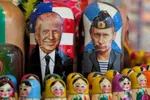 Búp bê gỗ Matryoshka truyền thống của Nga, mô tả Tổng thống Nga Vladimir Putin và Tổng thống Hoa Kỳ Donald Trump được bày bán tại một cửa hàng quà tặng trên phố Arbat du lịch ở trung tâm thành phố Moscow, ngày 19/3/2025. Ảnh: Yonhap