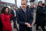 Thủ tướng Canada Mark Carney chào đón các đồng nghiệp sau cuộc họp báo tại Cảng Montreal ở Montreal vào thứ sáu.