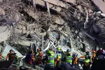 Lực lượng cứu hộ đang làm việc tại hiện trường một tòa nhà bị sập sau trận động đất mạnh xảy ra ở miền trung Myanmar