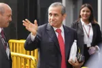 Cựu Tổng thống Peru Ollanta Humala vẫy tay chào khi đến tòa án để xét xử tại Lima, Peru, thứ ba. (Yonhap)