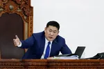 Thủ tướng Mông Cổ Luvsannamsrain Oyun-Erdene phát biểu tại quốc hội trước cuộc bỏ phiếu tín nhiệm tại Ulaanbaatar, Mông Cổ vào ngày 2-6.