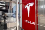 Cổ phiếu Tesla 'bốc hơi' 150 tỷ USD sau khẩu chiến Trump - Musk