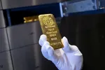 Vàng giảm hơn 1% vào cuối tuần, sau dữ liệu việc làm của Mỹ
