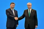 Tổng thống Kazakhstan Kassym-Jomart Tokayev chào đón Chủ tịch Trung Quốc Tập Cận Bình tại Astana. 