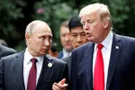 Tổng thống Hoa Kỳ Donald Trump và nhà lãnh đạo Nga Vladimir Putin trò chuyện trong buổi chụp ảnh gia đình tại hội nghị thượng đỉnh Hợp tác Kinh tế Châu Á - Thái Bình Dương tại Đà Nẵng, Việt Nam, vào tháng 11 năm 2017.