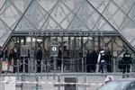 Cảnh sát pháp y đến bảo tàng Louvre sau khi nhận được báo cáo về vụ cướp, tại Paris, Pháp, ngày 19/10/2025.