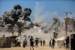 Khói bốc lên sau vụ không kích của Israel xuống Thành phố Gaza, ngày 5/9/2025. Ảnh: THX/TTXVN