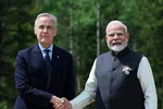 Thủ tướng Canada Mark Carney (trái) và người đồng cấp Ấn Độ Narendra Modi (phải) tại cuộc gặp bên lề Hội nghị thượng đỉnh G7 ở Alberta, Canada ngày 17/6/2025. Ảnh: ANI/TTXVN