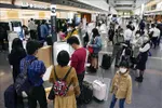 Hành khách tại sân bay Haneda ở thủ đô Tokyo, Nhật Bản. Ảnh tư liệu: Kyodo/TTXVN
