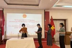 Đại sứ Phái đoàn thường trực Việt Nam tại ASEAN Tôn Thị Ngọc Hương và các cán bộ Việt Nam tại lễ quyên góp. Ảnh: TTXVN